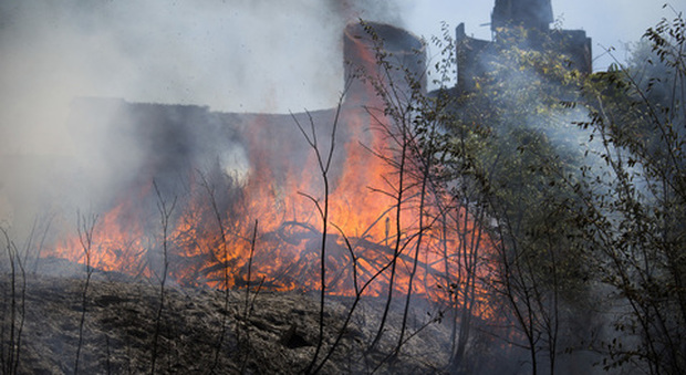 Vesuvio, emergenza senza fine: spente le fiamme a Montedoro