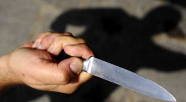Napoli: stalker armato di coltello, donna cerca scampo in un b&b