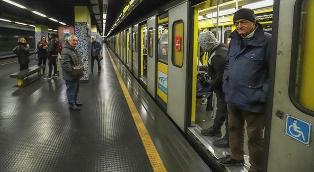 Napoli, metro linea 1 si blocca ancora e in città torna il mega traffico