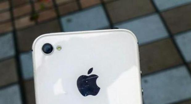 Apple posticiperà la presentazione dell'iPhone 6 da 5,5 pollici: "Problemi nella produzione"