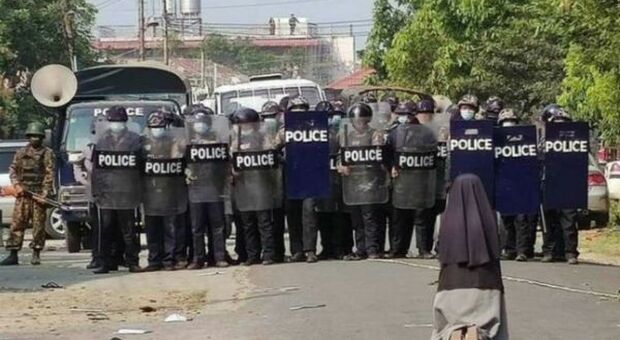 Myanmar, suora prega in ginocchio davanti alla polizia perché non spari. La foto è virale