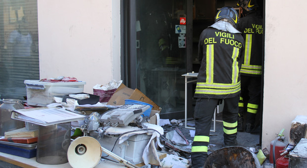 Ancona, fiamme nella pasticceria Documenti bruciati, danni ai mobili