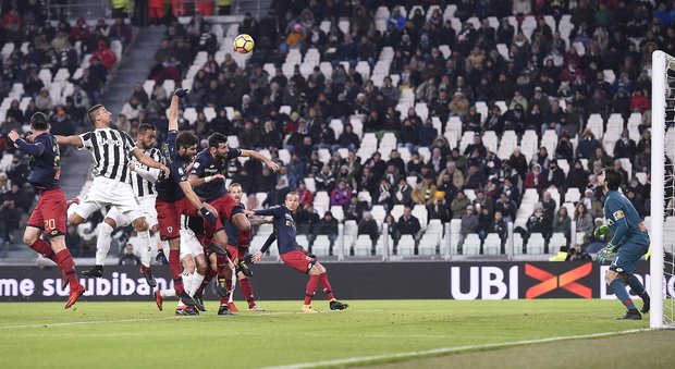 La Juve resta sulla scia del Napoli grazie ad un gol di Douglas Costa