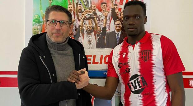 Francesco Micciola, direttore sportivo del Matelica, accoglie il senegalese Malick Mbaye
