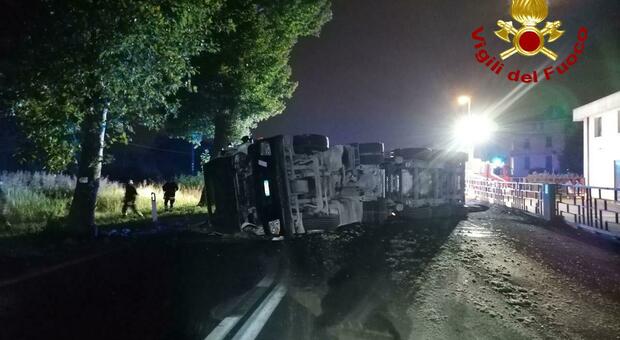 Incidente a Spresiano. Camion che trasporta asfalto si ribalta: materiale sparso su tutta la strada