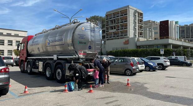 In piazza Risorgimento i residenti si riforniscono di acqua dalle autobotti