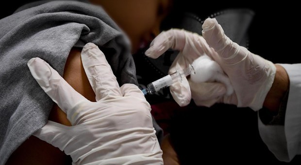 Torino, vigili all'asilo nido per bloccare una bimba non vaccinata: «Genitori erano stati avvertiti»
