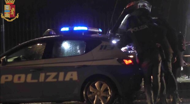 Milano, due ragazzi picchiati e rapinati nella notte: denunciati due giovani, caccia agli altri