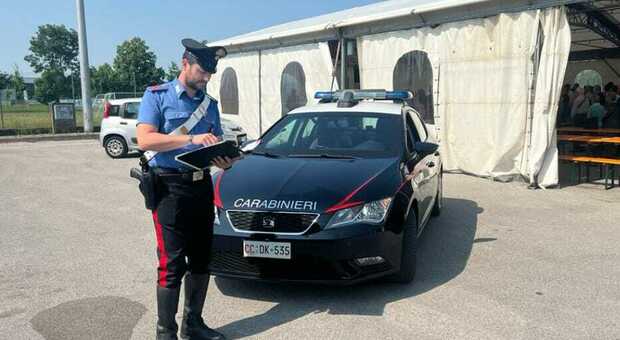 Seminudo in sagra molesta i presenti e aggredisce i Carabinieri, 25enne arrestato