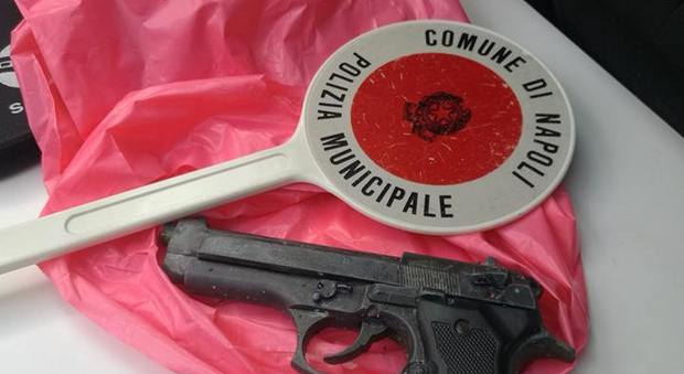 Napoli - Spunta una pistola dai cespugli a piazza Cavour durante la bonifica ambientale