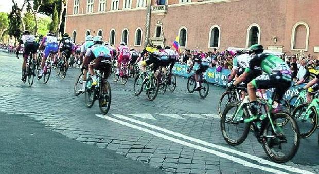 Roma, Giro d'Italia chiuso per buche: l'imbarazzo del Campidoglio e quei rattoppi all'ultimo minuto