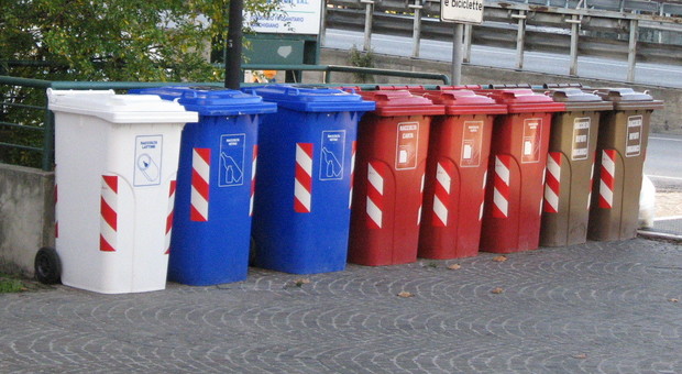 Pesaro, un paese ha i cassonetti quello vicino no: "guerra" dei rifiuti