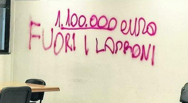 Gli insulti sui muri della camera penale di Napoli