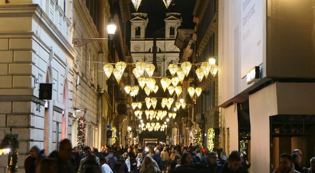 Roma, si accende via dei Condotti: così il Natale fa brillare il Centro