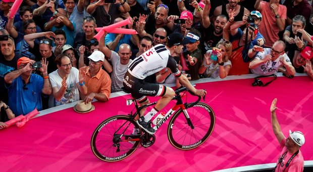 Giro, Dumoulin vince la cronometro: è la prima maglia rosa del 2018