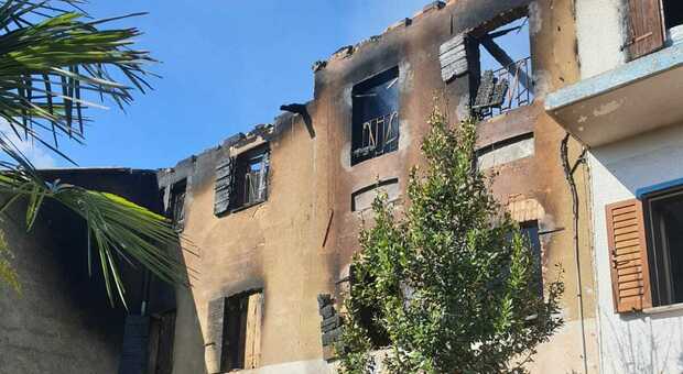 Secondo rogo in pochi mesi, casa distrutta dalle fiamme e due famiglie evacuate