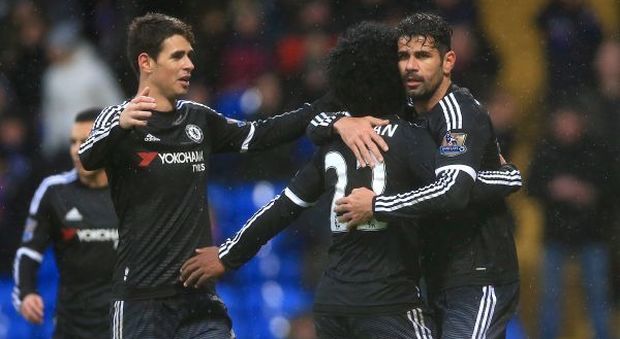 Oscar, Willian e Diego Costa festeggiano il terzo gol del Chelsea nella sfida con il Crystal Palace