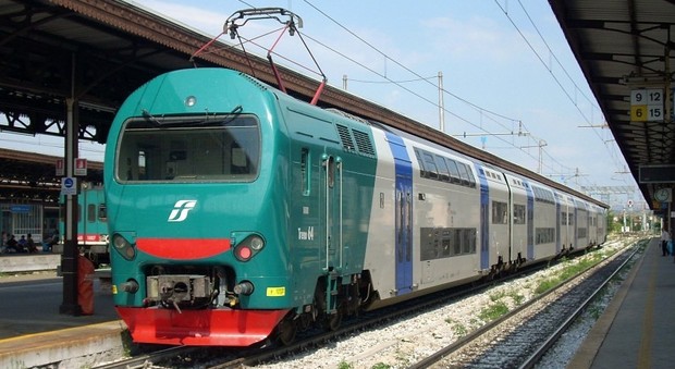 Treni in ritardo, i pendolari protestano sui binari: in tilt la linea Fs Napoli-Roma