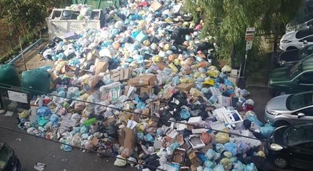Festa dell'Immacolata tra i rifiuti: Torre del Greco seppellita dall'immondizia