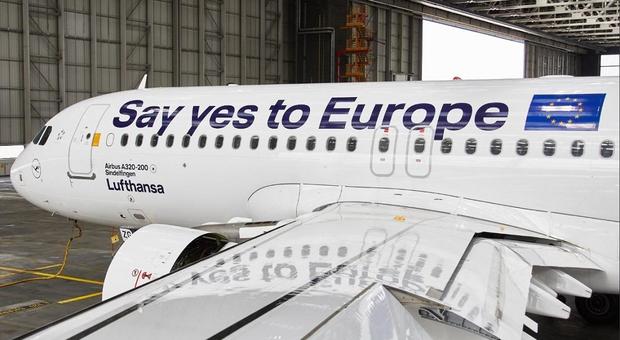 La livrea dell'aereo Lufthansa con la scritta pro-Europa