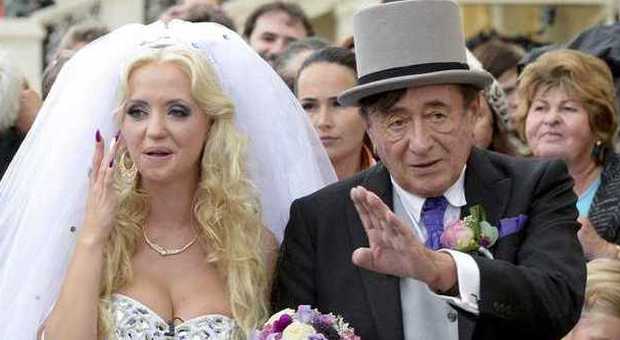 Le nozze più pacchiane del mondo, l'imprenditore di 81 anni sposa l'infermiera di 24 anni