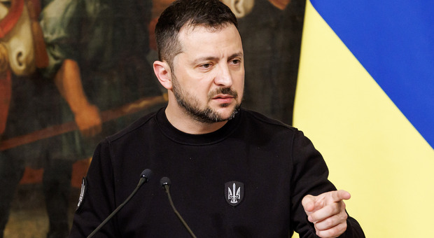 Zelensky bacchetta gli alleati sugli aiuti all'Ucraina: «Umiliante l’aiuto sulle munizioni, l'Ue può dare di più»