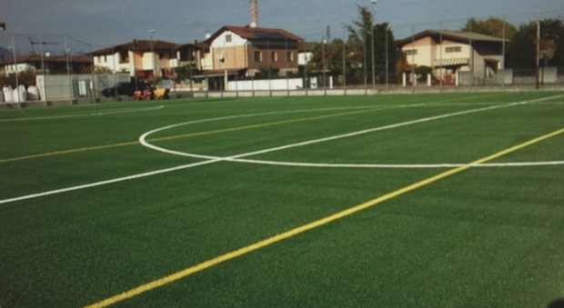 Il nuovo campo di calcio in erba sintetica a Torre di Pordenone