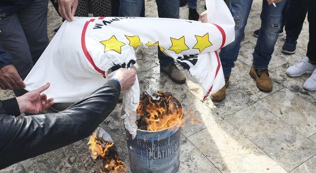 A San Foca la rabbia dei No Tap: bruciate le foto dei parlamentari e il simbolo M5s. «Lezzi, vattene dal Salento»