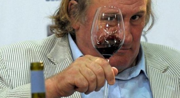 Gerard Depardieu: "Bevo 14 bottiglie di vino al giorno, ma non sono un alcolista"