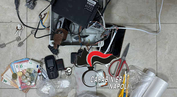 Il materiale sequestrato nella piazza di spaccio a Caivano