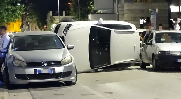 Che paura a Civitanova: un'auto si ribalta colpendone altre tre in sosta. Feriti gli occupanti