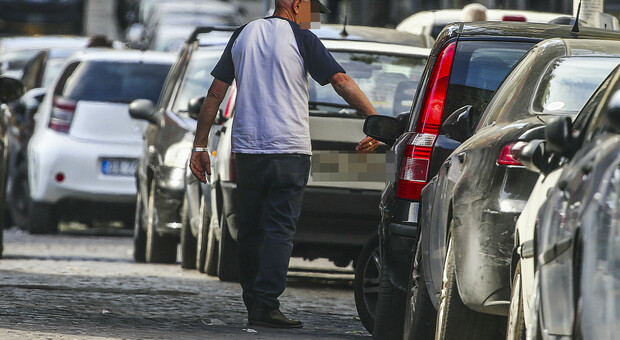 Coronavirus, choc a Napoli: parcheggiatore positivo era «al lavoro»