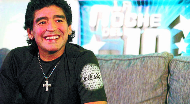 Napoli, Maradona «converte» un tifoso dell'Inter e testimone di Geova