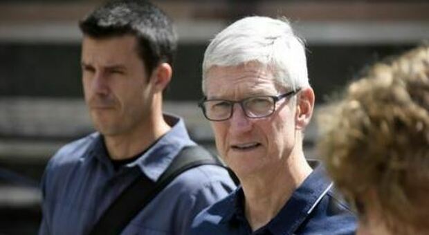 Apple, Tim Cook: «Stop allo smart working», i dipendenti gli scrivono una lettera per dirgli di no