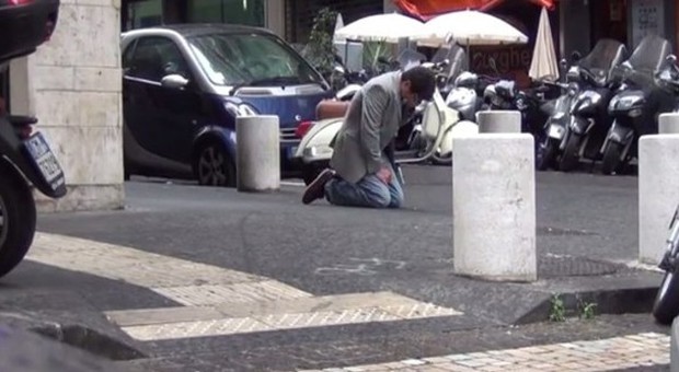 Roma, fingono malore in strada per rapinare automobilista: arrestata una coppia