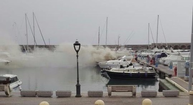 Barca in fiamme nel porto di Marina di Camerota, attimi di paura nel Cilento