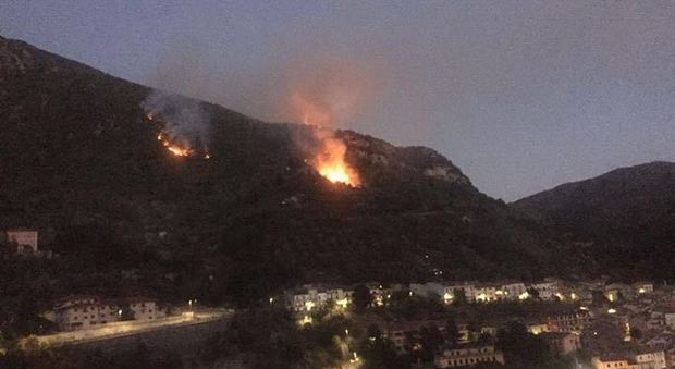 Rieti, brucia il monte sopra Antrodoco ma è stata riaperta la provinciale Appennino-Abruzzese vigili del fuoco al lavoro/Il video