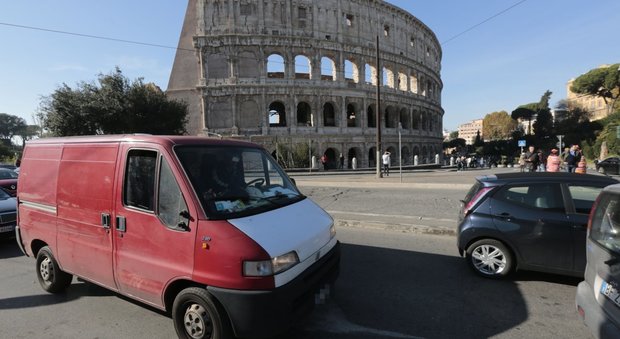 Roma, la beffa degli Euro 2: le auto in pensione non rispettano lo stop