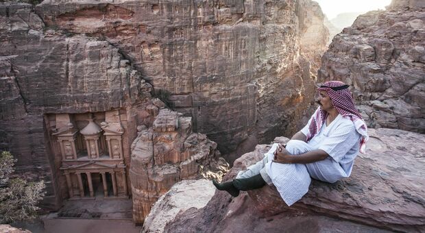 Turista italiano morto in Giordania, precipita da 30 metri su sentiero chiuso al transito nel sito archeologico di Petra