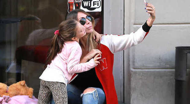 Guendalina Canessa, shopping e selfie con la figlia Chloe