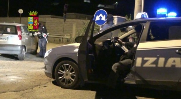 Aggrediscono baristi in un locale a Roma Sud due giovani arrestati per lesioni e tentata estorsione