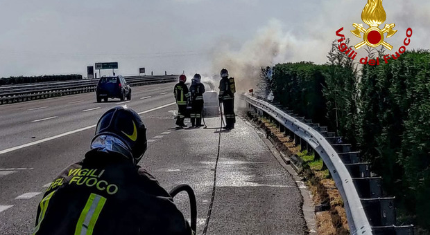 A4, fiamme in corsia di emergenza: auto a gpl distrutta dal fuoco