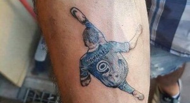 Un'azienda che rimuove i tatuaggi cerca il tifoso del Napoli con la rovesciata del Pipita