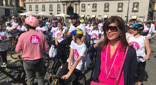 Pedalata in rosa, oltre 1000 bici «invadono» Napoli