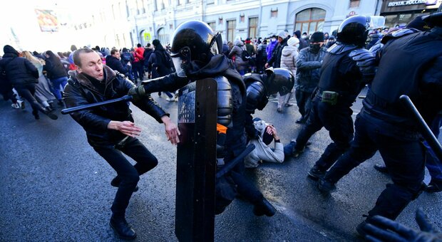 Navalny, migliaia di persone in piazza a Mosca: proteste e scontri, almeno 369 fermati