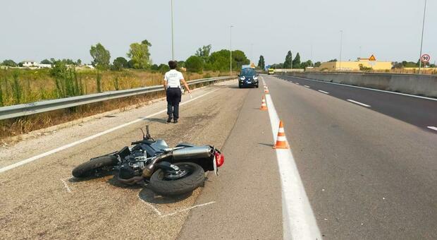 Salento, incidente sulla tangenziale, moto si schianta sull'asfalto: ferito un 54enne