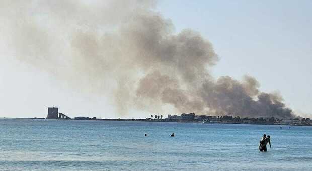 Incendio nel Salento: in fiamme il parco Palude del conte e duna costiera