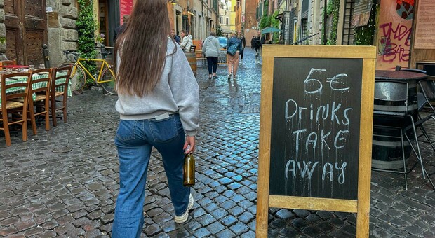 Roma, tra i vicoli degli eccessi dell'alcol: «Tutti i drink a 5 euro»