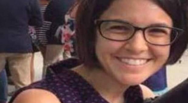 Usa, lascia la sua bimba a degli sconosciuti in aeroporto e scompare: mistero su una mamma 29enne