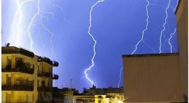 Nubifragio sul Salento, black-out a Taranto: la tempesta di fulmini in 12 scatti